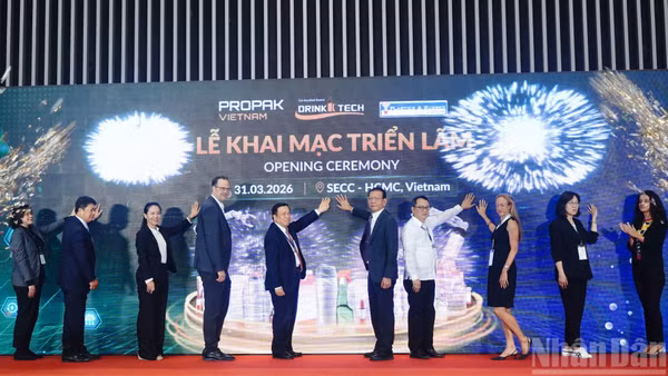 Các đại biểu ấn nút khai mạc Triển lãm quốc tế lần thứ 19 về công nghệ xử lý, chế biến và đóng gói bao bì tại Việt Nam-ProPak Vietnam 2026.