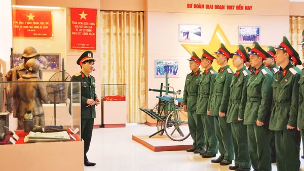 Chiến sĩ Tiểu đoàn 14, Sư đoàn 3 tham quan Nhà truyền thống Sư đoàn.