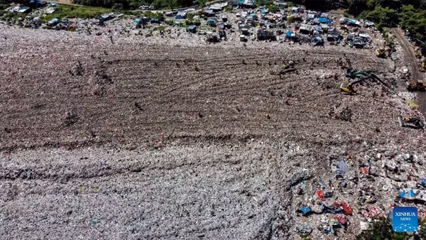 Những công nhân đang thu gom rác thải nhựa tại bãi chôn lấp Galuga ở Bogor, Tây Java, Indonesia. (Ảnh: Tân Hoa xã)