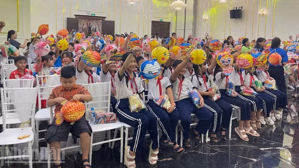 Các em thiếu nhi tham gia chương trình.