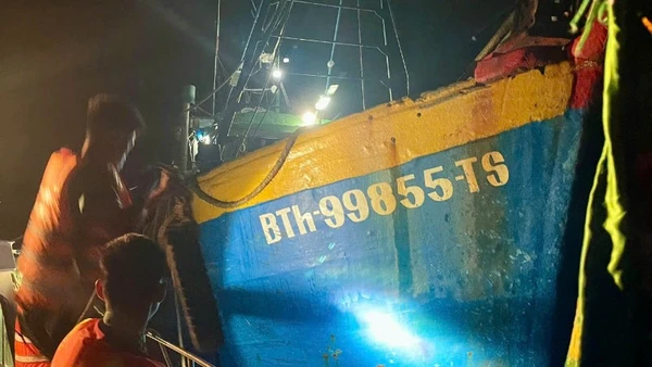 Tàu cá vi phạm bị bắt giữ.
