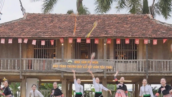 Nhân dân các dân tộc tỉnh Điện Biên say sưa luyện tập chờ đón Lễ hội Ném còn giữa ba nước Việt Nam-Lào-Trung Quốc lần đầu được tổ chức tại Điện Biên. 