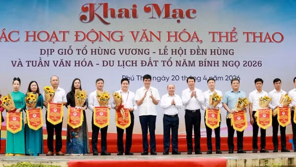 Ban Tổ chức trao cờ lưu niệm cho các đoàn tham gia các hoạt động văn hóa, thể thao phục vụ nhân dân và du khách thập phương dịp Lễ hội Đền Hùng.