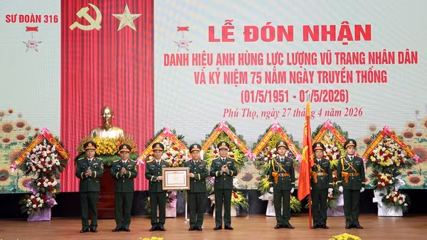 Sư đoàn 316 vinh dự đón nhận danh hiệu Anh hùng Lực lượng vũ trang nhân dân lần thứ hai.