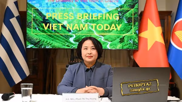 Đại sứ Việt Nam tại Hy Lạp Phạm Thị Thu Hương tại buổi gặp gỡ báo chí. (Ảnh: Đại sứ quán Việt Nam tại Hy Lạp)