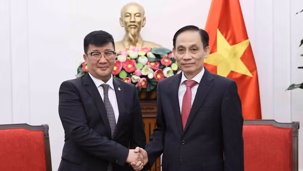 Bộ trưởng Ngoại giao Lê Hoài Trung tiếp Đại sứ Mông Cổ tại Việt Nam Jigjee Sereejav. (Ảnh: TTXVN)