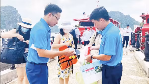 Du khách lên đảo Cô Tô được hướng dẫn sử dụng túi đựng thân thiện với môi trường thay cho túi nilon và túi nhựa. (Ảnh: QUANG THỌ)