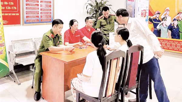 Công an phường Dương Nội hỗ trợ cấp Căn cước và xác thực định danh điện tử cho học sinh tuyển sinh đầu cấp. (Ảnh: LÊ THỦY)