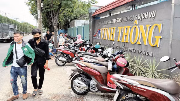 Công nhân làm việc tại Công ty Vinh Thông bị nợ lương, bảo hiểm xã hội “chật vật” chờ công ty giải quyết các chế độ.