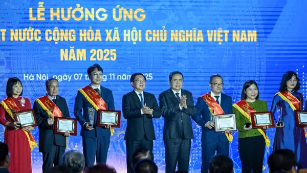 Chủ tịch Quốc hội Trần Thanh Mẫn và Phó Thủ tướng Chính phủ Hồ Quốc Dũng trao biểu trưng tôn vinh Gương sáng pháp luật lần thứ 3. (Ảnh: DUY LINH)