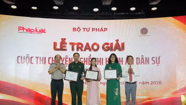Ban tổ chức trao giải B cho các tác giả, nhóm tác giả đoạt giải. (Ảnh: TL)