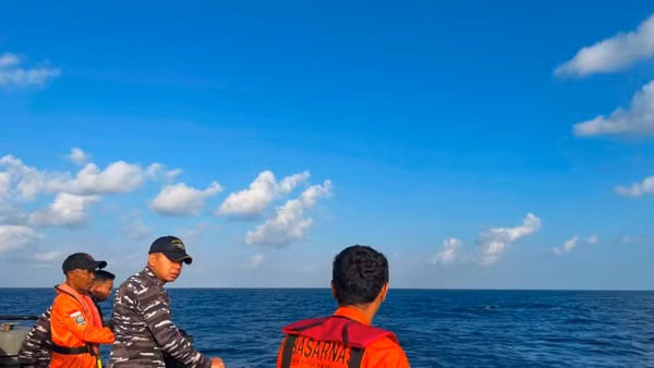 Lực lượng cứu hộ tiến hành tìm kiếm và cứu nạn trên biển sau khi một tàu chở khách bị chìm ngoài khơi tỉnh Nam Sulawesi, Indonesia, ngày 16/7/2026. (Ảnh: Xinhua)