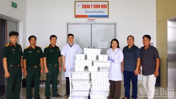 Viện Pháp y Quốc gia tiếp nhận mẫu hài cốt liệt sĩ do tỉnh Lào Cai bàn giao. (Ảnh: THANH SƠN)