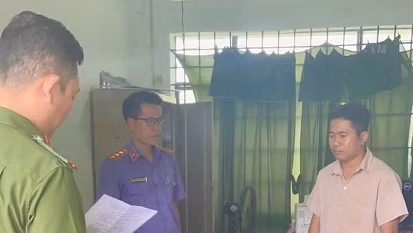 Cơ quan Công an đọc quyết định khởi tố vụ án và tạm giữ bị can để điều tra.