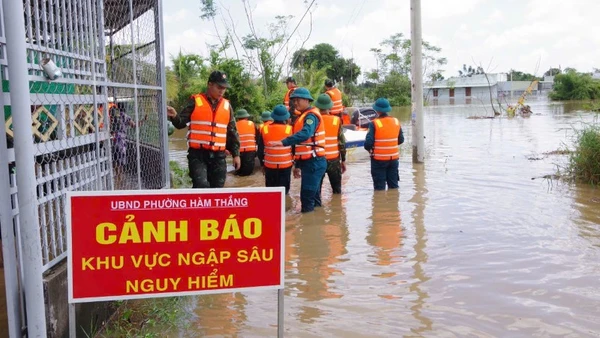 Phường Hàm Thắng tiếp tục ngập sâu.