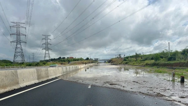 Cao tốc Phan Thiết-Dầu Giây bị ngập sâu.