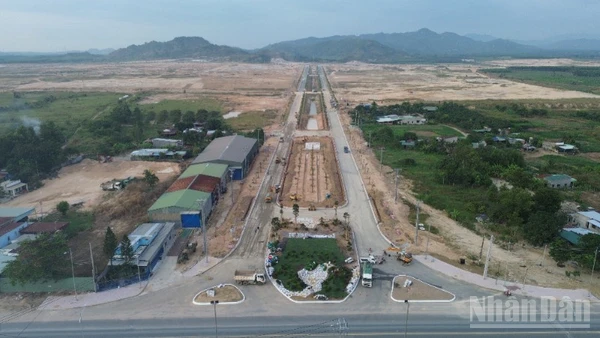 Khu công nghiệp Tân Đức đang hoàn thành cổng chào.