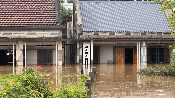 Nhiều nhà tại xã Hồng Sơn bị ngập sâu.