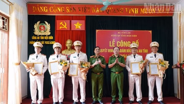 Đại tá Vũ Tiến Dũng (thứ 3 từ phải sang) trao quyết định cho các cán bộ được Giám đốc Công an tỉnh Điện Biên điều động, giao nhiệm vụ tại Đội Chữa cháy và Cứu nạn, cứu hộ khu vực Sam Mứn.