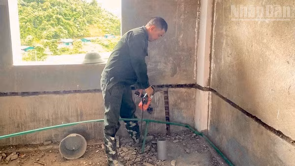 Công nhân Công ty Cổ phần cấp nước Điện Biên đang thi công hệ thống nước tại công trình xây dựng Trường nội trú liên cấp Sín Thầu. 
