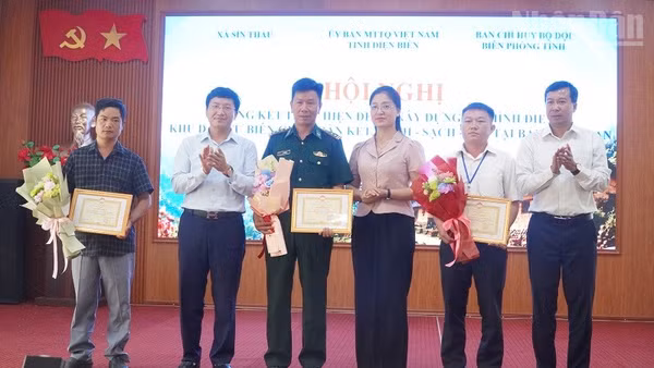 Đồng chí Mùa A Vảng, Ủy viên dự khuyết Trung ương Đảng, Phó Bí thư Tỉnh ủy, Chủ tịch Ủy ban Mặt trận Tổ quốc Việt Nam tỉnh Điện Biên cùng các đồng chí lãnh đạo Mặt trận trao Bằng khen tặng các cá nhân có nhiều đóng góp trong Đề án xây dựng mô hình điểm khu dân cư biên giới đoàn kết, xanh-sạch-đẹp tại bản Tả Ló San. 