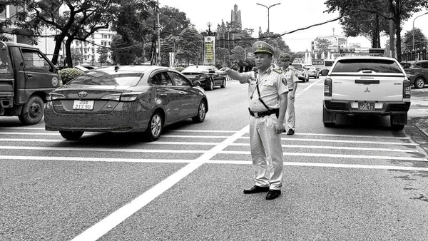 Trung tá Lao Hoàng Hải trong một buổi tuần tra, kiểm soát bảo đảm trật tự an toàn giao thông tại phường Phan Đình Phùng, tỉnh Thái Nguyên năm 2025.