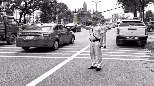 Trung tá Lao Hoàng Hải trong một buổi tuần tra, kiểm soát bảo đảm trật tự an toàn giao thông tại phường Phan Đình Phùng, tỉnh Thái Nguyên năm 2025.