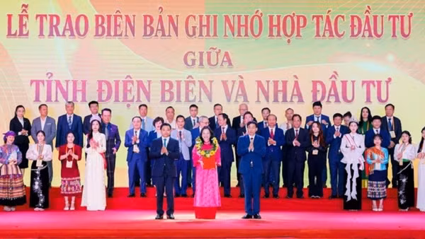 Tại hội nghị xúc tiến đầu tư tỉnh Điện Biên tổ chức (ngày 11/5), Phó Thủ tướng Chính phủ Nguyễn Văn Thắng và đồng chí Lê Văn Lương, Chủ tịch Ủy ban nhân dân tỉnh Điện Biên đã trao biên bản ghi nhớ hợp tác đầu tư cho đại diện Công ty Cổ phần Năng lượng VinEnergo.