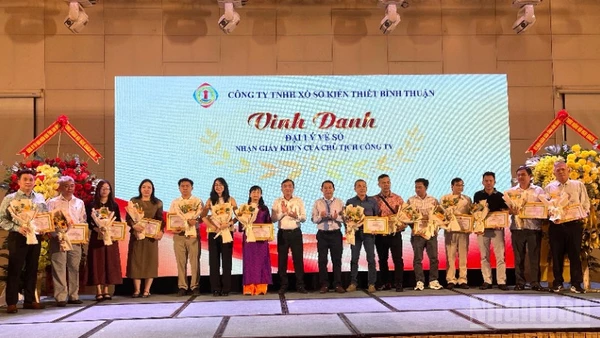 Công ty trao bằng khen cho các đại lý.