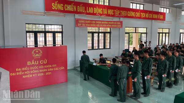 Các cử tri nghiêm chỉnh chờ bỏ phiếu.