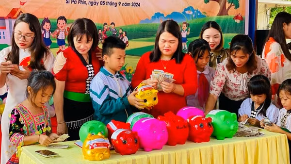 Để có thêm nguồn lực hỗ trợ học sinh nghèo, hoàn cảnh khó khăn, hai năm trước, học sinh và giáo viên ở xã Si Pa Phìn tỉnh Điện Biên đã quyên góp để ủng hộ trong phong trào "2.000 đồng cho giáo dục". 