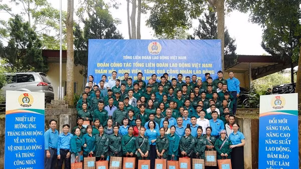 Lãnh đạo Tổng Liên đoàn Lao động Việt Nam cùng lãnh đạo các đơn vị trao quà, động viên công nhân, người lao động 4 công ty cao-su khu vực miền núi phía bắc thuộc Tập đoàn Công nghiệp Cao-su Việt Nam.