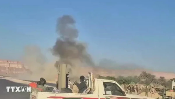 Khói bốc lên sau các cuộc không kích tại thành phố Mukalla, thủ phủ tỉnh Hadramawt, Yemen ngày 26/12/2025. (Ảnh: THX/TTXVN)