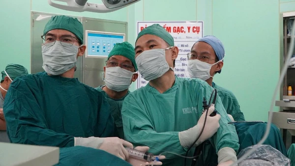 Các bác sĩ đang nội soi tán sỏi niệu quản bằng laser cho bệnh nhân N.M.H tại Bệnh viện đa khoa Vũng Tàu