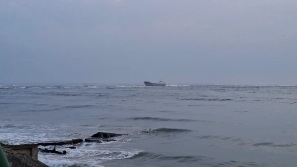 Tàu Thanh Thành Đạt 45 đang bị mắc cạn tại cảng Cửa Việt, tỉnh Quảng Trị.