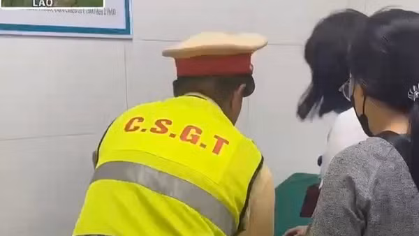 Chiến sĩ cảnh sát giao thông Công an tỉnh Điện Biên khẩn trương đưa cháu bé vào bệnh viện cấp cứu qua cơn nguy kịch. (Ảnh: THU TRANG)