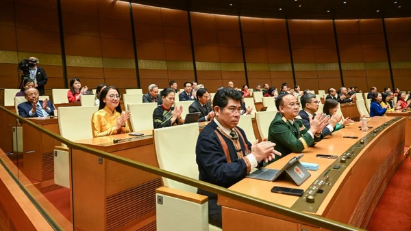 Đại biểu Quốc hội làm việc tại hội trường. (Ảnh: DUY LINH)