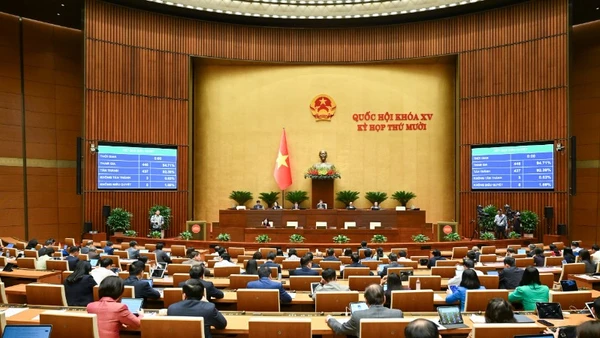 Với đa số đại biểu Quốc hội biểu quyết tán thành, Quốc hội thông qua Luật Quản lý thuế (sửa đổi). (Ảnh: DUY LINH)