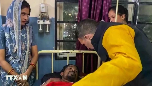 Bệnh nhân nhập viện do sử dụng nguồn nước ô nhiễm tại bang Madhya Pradesh, Ấn Độ ngày 31/12/2025. (Ảnh: ANI/TTXVN)