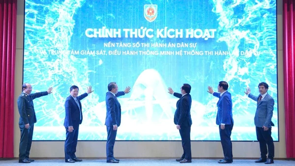 Phó Thủ tướng Chính phủ Hồ Quốc Dũng; Bộ trưởng Tư pháp Nguyễn Hải Ninh và các đại biểu nhấn nút kích hoạt Nền tảng số thi hành án dân sự và Trung tâm Giám sát, Điều hành thông minh Hệ thống thi hành án dân sự. (Ảnh: TL)