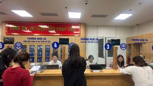 Khi dữ liệu được thay thế, việc yêu cầu người dân, doanh nghiệp xuất trình giấy tờ sẽ không còn cần thiết, góp phần tiết kiệm thời gian, chi phí và gánh nặng thực hiện chứng thực bản sao của Ủy ban nhân dân cấp xã. (Ảnh minh họa. Nguồn: TH)