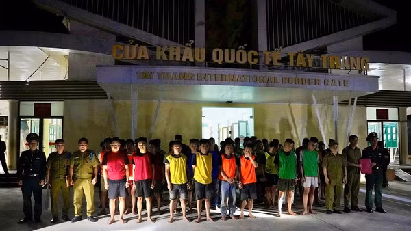 55 đối tượng phạm tội là người Việt Nam được Ban chuyên án di lý về qua Cửa khẩu Quốc tế Tây Trang, tỉnh Điện Biên.