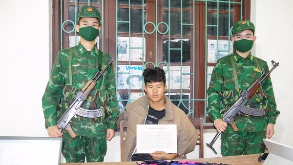 Giàng A Đông cùng tang vật 60 nghìn viên ma túy tổng hợp tại cơ quan chức năng.