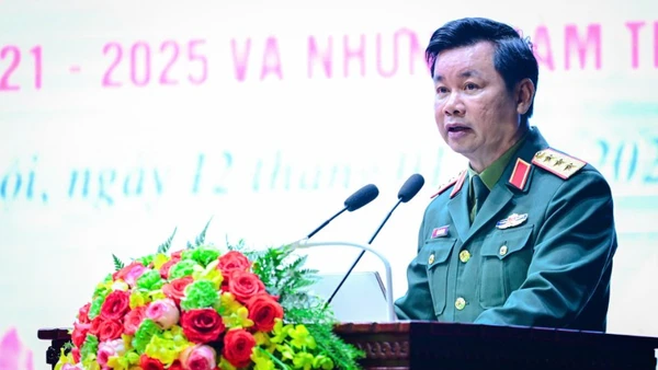 Thượng tướng Đỗ Xuân Tụng, Phó Chủ nhiệm Tổng cục Chính trị, phát biểu chỉ đạo hội nghị. (Ảnh: BẢO LONG)