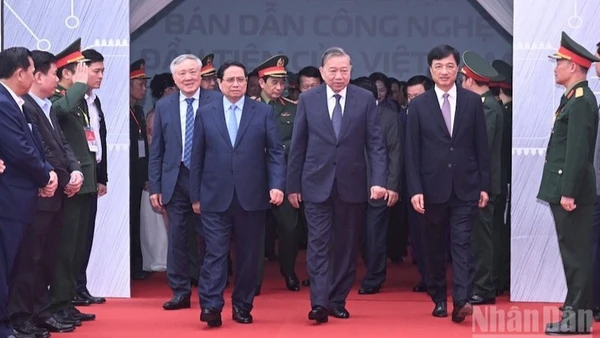 Tổng Bí thư Tô Lâm, Thủ tướng Chính phủ Phạm Minh Chính và các đồng chí lãnh đạo Đảng, Nhà nước tới dự Lễ khởi công Nhà máy chế tạo chip bán dẫn công nghệ cao của Tập đoàn Viettel. (Ảnh: TRẦN HẢI)