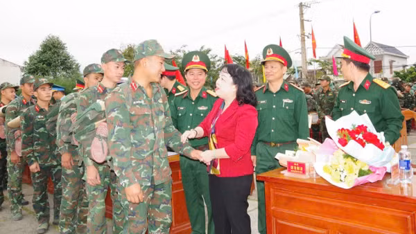 Đồng chí Cao Thị Hoài An, Phó Bí thư Thường trực Tỉnh ủy, Chủ tịch Hội đồng nhân dân tỉnh Đắk Lắk, thăm hỏi, cảm ơn và chào tạm biệt các chiến sĩ tham gia "Chiến dịch Quang Trung".