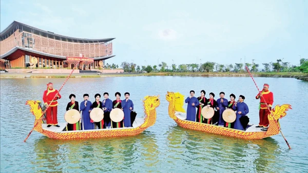 Hát quan họ phục vụ bà con nhân dân tại Hồ Vua Bà, khu phố Viêm Xá, tỉnh Bắc Ninh. (Ảnh: THANH THƯƠNG)