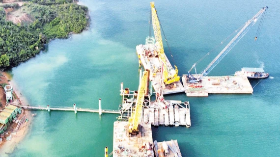 Thi công cọc khoan nhồi trụ tháp cầu Hòa Sơn - cầu dây văng có nhịp chính dài 550m, lớn nhất Việt Nam.