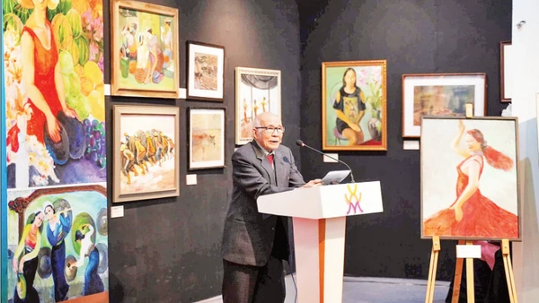 Họa sĩ Phan Ngọc Khuê giao lưu cùng khán giả tại triển lãm.