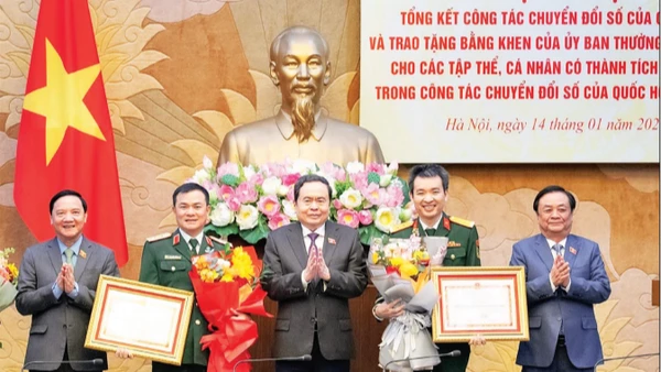 Chủ tịch Quốc hội Trần Thanh Mẫn trao Bằng khen tặng các tập thể có thành tích xuất sắc trong công tác xây dựng và phát triển Quốc hội số. (Ảnh: ĐĂNG ANH)